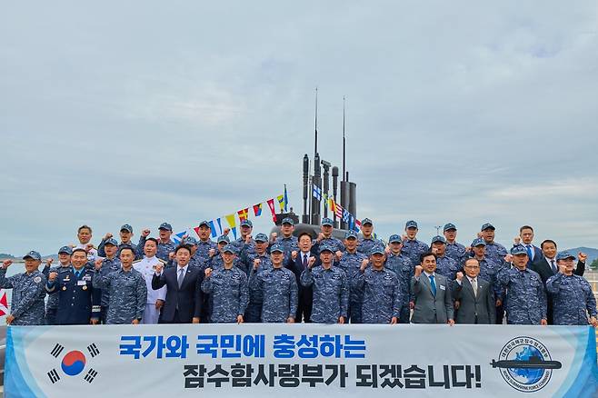 이재명 대통령이 26일 경남 창원 해군 잠수함사령부 신채호함 앞에서 승조원들과 기념 촬영을 하고 있다.청와대 제공