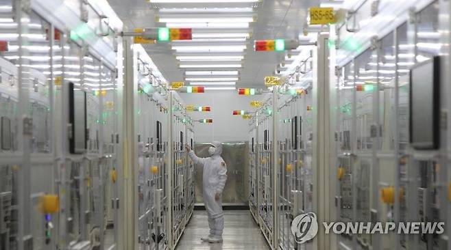 삼성전기가 메모리에 이어 기판과 MLCC가 AI의 핵심 부품으로 부각되는 환경에서 가치 재평가 기대를 받고 있다. 삼성전기는 글로벌 부품사 중 유일하게 MLCC와 FC-BGA를 함께 생산해 두 제품군의 결합 시너지가 차별점으로 작용하고 있다. /사진=연합뉴스