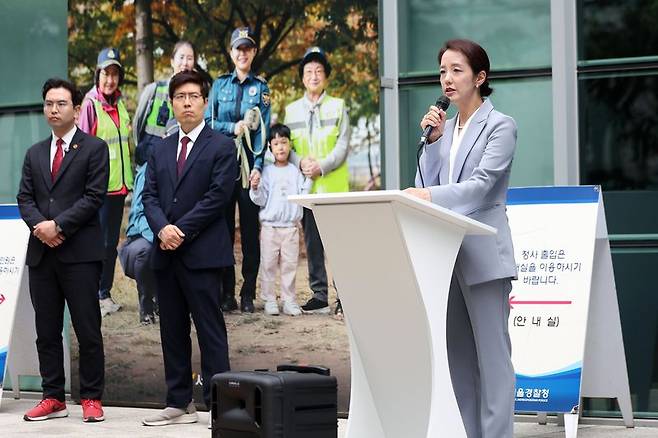 자유통일당 법률위원장 강연재 변호사가 26일 서울 종로구 서울경찰청 앞에서 이재명 대통령·윤호중 행정안전부 장관의 스타벅스에 대한 '민간 낙인찍기·권력 집단린치' 등 직권남용 혐의 고발 기자회견을 하고 있다. 뉴시스