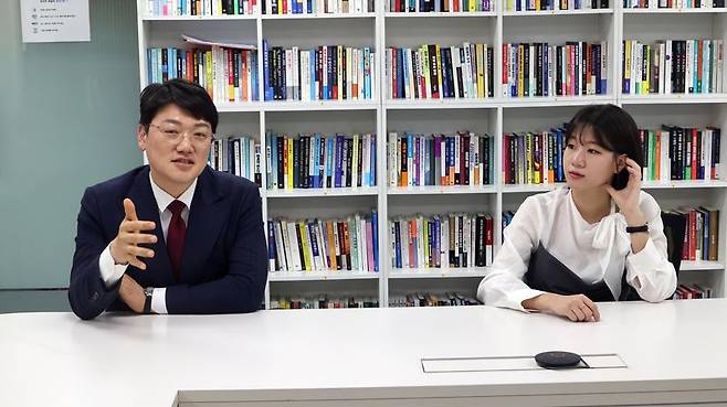 설주완 변호사(왼쪽)와 박성민 전 더불어민주당 최고위원이 지난 22일 서울 서초구 파이낸셜뉴스 사옥에서 노동일 주필과 대담하고 있다. 박범준 기자