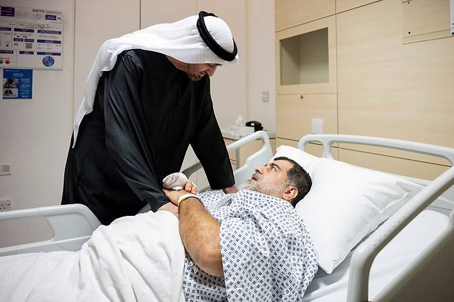 지난 3월 6일(현지시간) 아랍에미리트연합(UAE) 아부다비의 한 병원에서 이란의 미사일 공격 이후 부상을 입어 치료를 받고 있는 환자를 만난 모하메드 빈 자이드 알 나흐얀 UAE 대통령. 로이터=연합뉴스