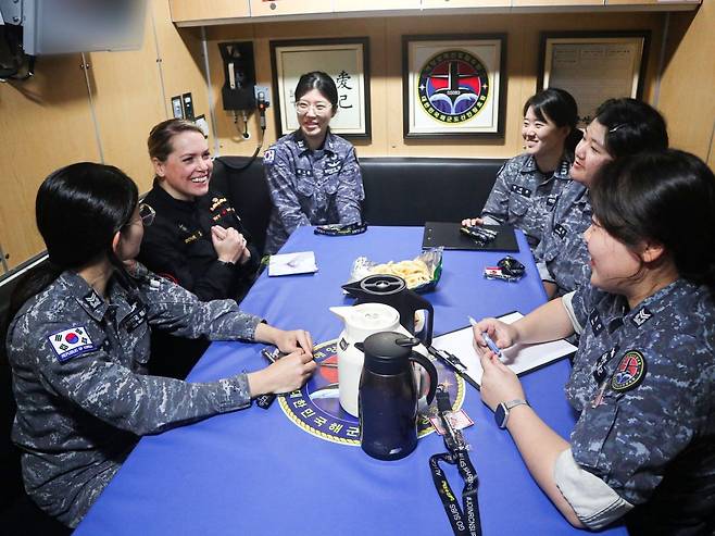 지난 7일(현지 시각) 미국 하와이 진주만-히캄 합동기지에서 도산안창호함에 편승한 캐나다 해군 잠수함사령부 소속 브리타니 부르주아 소령(왼쪽 두번째)이 한국 해군과 대화를 나누고 있다. 사진 해군