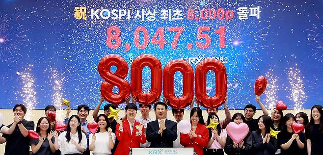 코스피가 종가 기준 8000포인트를 넘긴 26일 서울 여의도 한국거래소 홍보관에서 정은보 한국거래소 이사장과 관계자들이 코스피 8000 돌파를 축하하는 세리머니를 하고 있다. 뉴스1