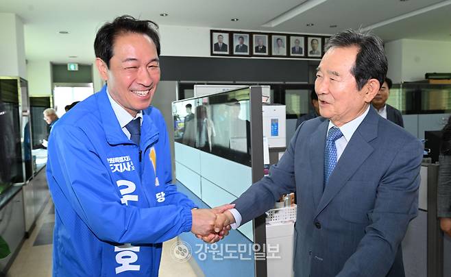 ▲ 26일 대한노인회 강원도연합회 사무실에서 만난 우상호 후보와 정세균 전 총리가 악수를 나누고 있다. 김정호 기자