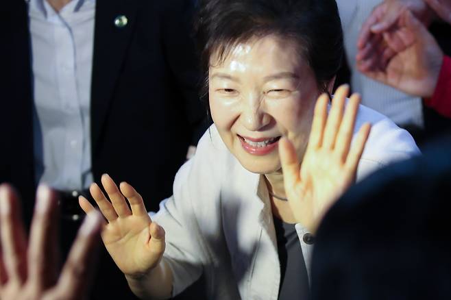 박근혜 전 대통령이 25일 대전 서구 이장우 국민의힘 대전시장 후보 선거사무소를 방문하고 있다. 사진=연합뉴스