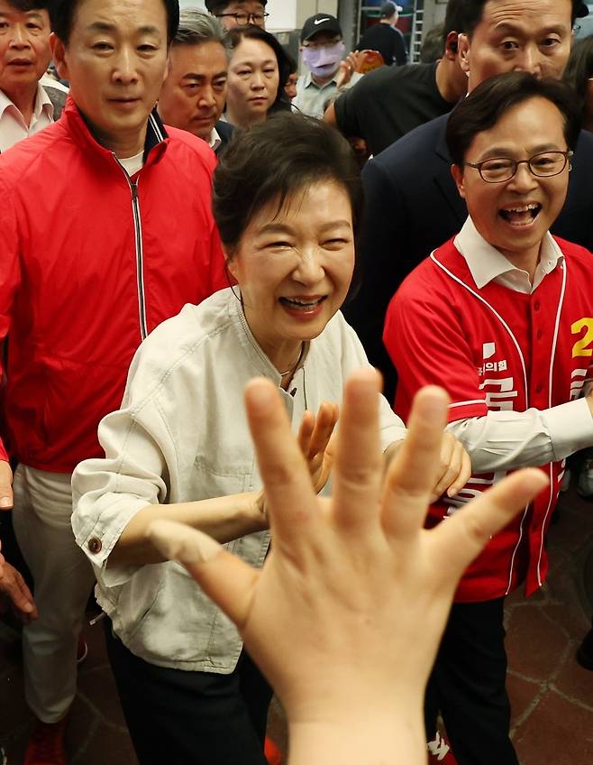 박근혜 전 대통령이 25일 오후 국민의힘 김태흠 충남지사 후보 지원 유세를 위해 충남 공주 산성시장을 찾아 상인과 시민에게 인사하고 있다. 사진=연합뉴스