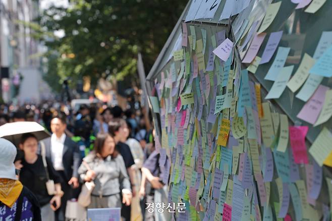 강남역 살인사건 10주기인 지난 17일 서울 강남구 강남역 10번 출구에 추모 포스트잇이 붙어 있다. 정효진 기자