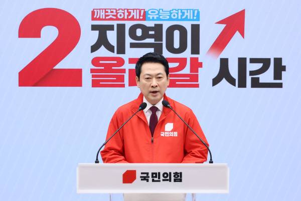 국민의힘 장동혁 상임선거대책위원장이 26일 서울 여의도 중앙당사에서 6·3지방선거 관련 기자회견을 하고 있다. 연합뉴스