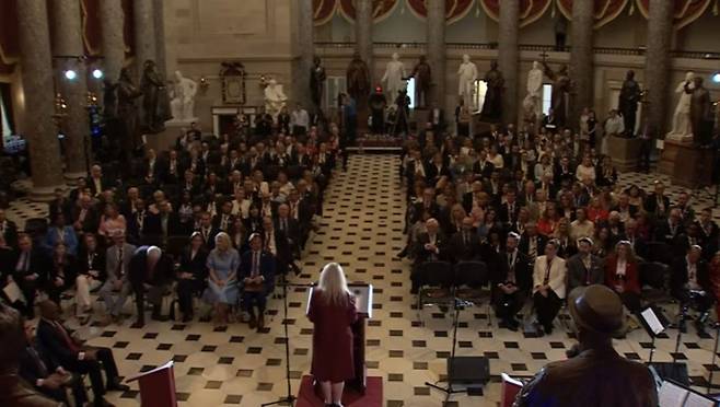 지난 7일(현지시간) 미국 국회의사당 하원 조각홀(Statuary Hall)에서 국가 기도의 날 75주년 행사가 진행되고 있다. 기도의 날 행사는 '열방 중에 하나님을 영화롭게 하라, 모든 세대에 걸쳐 그 분을 찾으라'가 주제였다. 조민혜 박사 제공