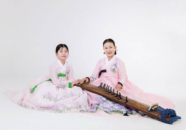 가야금병창 성전 문명자 선생과 제자 김해영 양 / 사진=본인 제공