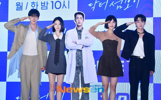 홍민기, 신예은, 이재욱, 이수경, 김윤우