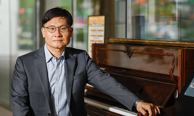 세종문화회관 세종라운지 길목에 설치된 피아노와 주상수씨. 세계일보와 11일 만난 주상수씨는 “선한 마음으로 연주하면 그 소리도 선한 영향력을 가질 것”이라고 말했다. 최상수 기자