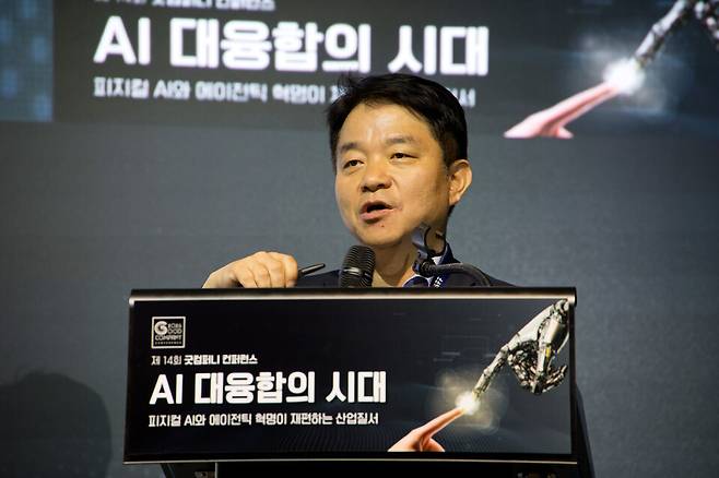 26일 오전 여의도 페어몬트 엠배서더 서울 그랜드 볼룸에서 열린 시사저널 주최의 제 14회 굿컴퍼니 컨퍼런스 "AI 대융합의 시대" 컴퍼런스에서 에이전트 혁명의 서막-실행 지능이 재편하는 새로운 경제질서라는 주제로 이경전 경희대 교수가 강연하고 있다. ⓒ 시사저널 이종현