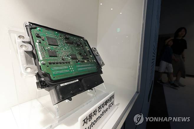 과천과학관에 전시된 자동차용 반도체 (과천=연합뉴스) 신현우 기자 = 7일 경기도 국립과천과학관 미래상상SF관에 자동차에 쓰이는 반도체가 전시돼 있다. 2025.8.7 nowwego@yna.co.kr
