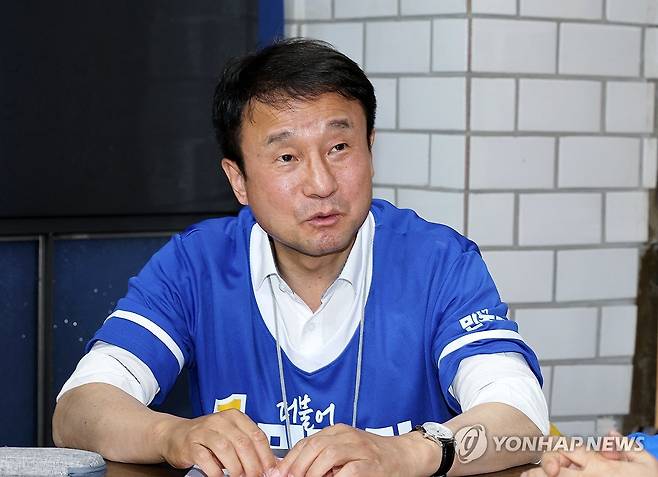 호남 표심 공략 나선 한병도 공동상임선대위원장 (광주=연합뉴스) 조남수 기자 = 더불어민주당 한병도 공동상임선대위원장이 26일 광주 광산구을 국회의원 보궐선거에 출마한 임문영 후보 선거사무소를 찾아 발언하고 있다. 2026.5.26 iso64@yna.co.kr