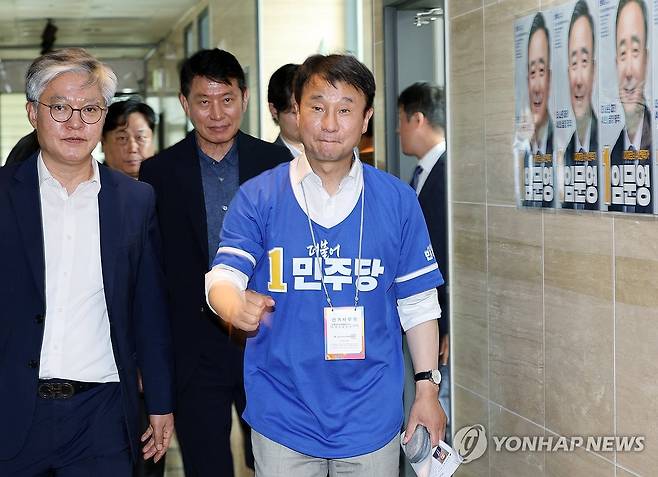 호남 표심 공략 나선 한병도 공동상임선대위원장 (광주=연합뉴스) 조남수 기자 = 더불어민주당 한병도 공동상임선대위원장이 26일 광주 광산구을 국회의원 보궐선거에 출마한 임문영 후보 선거사무소를 방문하고 있다. 2026.5.26 iso64@yna.co.kr