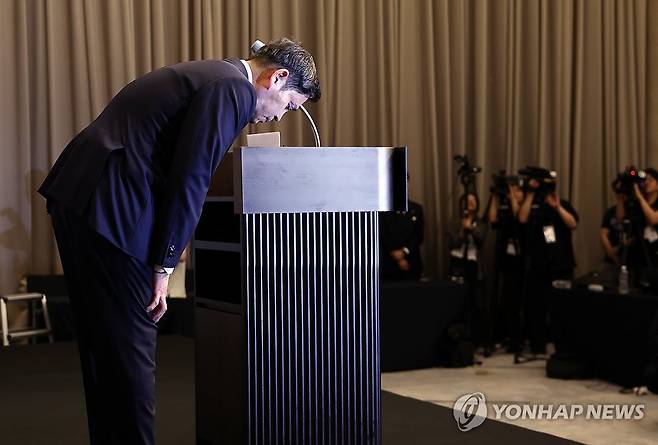 "스타벅스코리아의 부적절한 마케팅 사죄"…정용진 대국민 사과