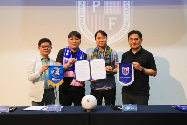 파주 프런티어 FC 황보관(오른쪽 두번째) 단장과 일본 J리그 명문 오이타 트리니타 마사카제 오자와(왼쪽 두번째) 대표이사가 업무 협약 체결을 하고 있다. /파주프런티어 FC 제공
