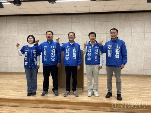 ◇더불어민주당 김동구 태백시장 후보는 27일 태백시청 대회의실에서 기자회견을 열고 구내식당과 체력단련실 설치 등 공무원 관련 정책 공약을 발표했다.
