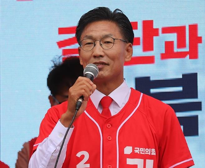 ▲ 김병삼 국민의힘 후보가 27일 영천장날 유세장에서 연설을 하고 있다. 권오석 기자