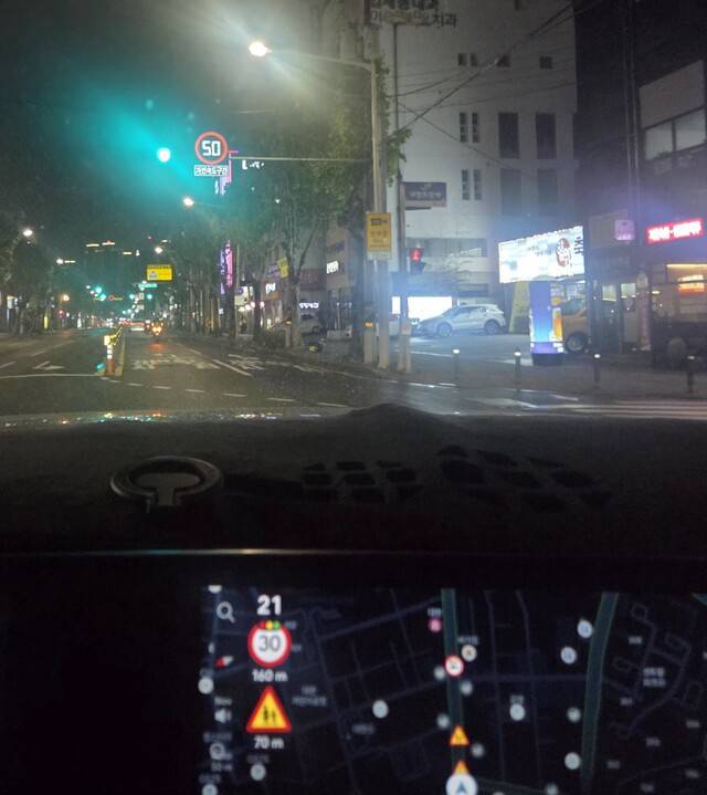 대구 북구 대현로 신암초등학교 인근 '어린이보호구역 가변형 속도시스템'(50㎞)이 내비게이션(30㎞)과 기술적 엇박자를 보이고 있다. 구아영 기자