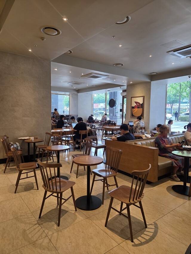 지난 26일 점심시간 이후 찾은 스타벅스 대구범어제니스점. 평소와 달리 좌석이 여유롭고, 한산한 분위기다. 구아영 기자
