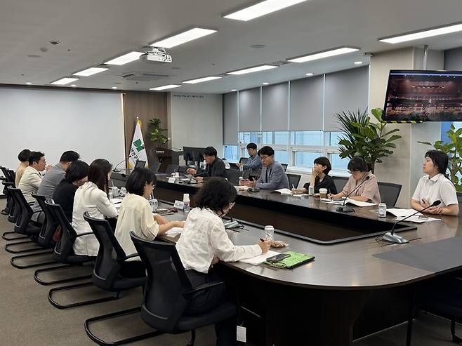지난 26일 오후 2시 대구정책연구원 10층 대회의실에서 개최된 DPI정책 세미나 AI에 의한 예술생태계 변화와 쟁점에서 참석자들이 논의하는 모습. 이날 현장에서는 AI 기술이 예술 생태계 전반에 가져온 변화와 쟁점, 법적 지위 및 제도적 맹점에 대한 주제 발표가 이어졌다. 정수민기자 jsmean@yeongnam.com