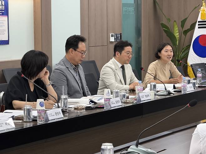 지역 문화 전문가들이 참여한 지정 토론에서는 AI를 직면한 예술 현장의 구체적인 사례와 깊은 논의가 이어졌다. 사진은 이날 지정 토론에 참석한 토론자들이 발언하는 모습. 정수민기자 jsmean@yeongnam.com