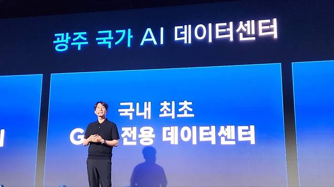 이날 무대에 선 김동훈 NHN클라우드 대표는 “우리는 지금 전환점에 서 있다”며 운을 뗐다. 몇 년 전까지만 해도 기업의 질문이 ‘AI를 어떻게 도입할 것인가’에 머물렀다면, 이제는 AI 없는 업무 환경을 상상하기 어려운 단계에 들어섰다는 설명이다. (사진=테크42)
