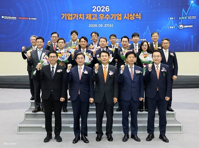 한국거래소(이사장 정은보)는 2026년 5월 27일 오전 서울사옥 홍보관에서 1년간 기업가치 제고를 위한 노력과 우수한 성과를 보이며 기업가치 제고 문화 확산에 기여한 우수기업 10사를 표창했다./ 사진=한국거래소