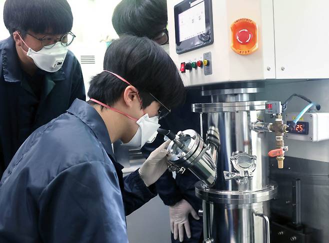 한자연 에너지소재연구센터 연구팀이 전극코팅용 혼합 슬러리를 제조하고 있다. (사진=한자연)