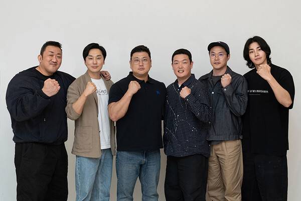 '범죄도시5' 출연진과 허명행 감독 / 사진=에이비오엔터테인먼트