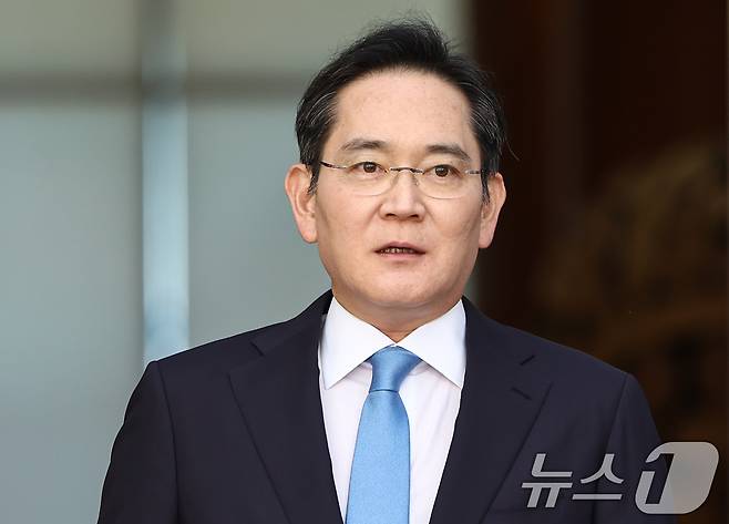 이재용 삼성전자 회장이 지난 16일 서울 강서구 서울김포비즈니스항공센터로 귀국하며 노사 문제와 관련 "전세계 고객들께 진심으로 사과드린다"며 입장을 밝히고 있다. 2026.5.16 ⓒ 뉴스1 김도우 기자