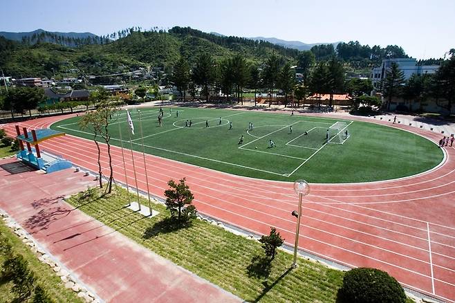 학생들이 학교 운동장에서 축구를 하고 있다. 사진 | 체육공단