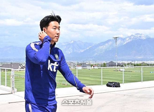 축구국가대표팀의 손흥민이 27일(한국시간) 미국 유타주 헤리먼 자이언스 뱅크 트레이닝 센터에서 취재진과 인터뷰를 마치고 실내 훈련장으로 이동하고 있다. 헤리먼(미 유타주) | 박진업 기자 upandup@sportsseoul.com