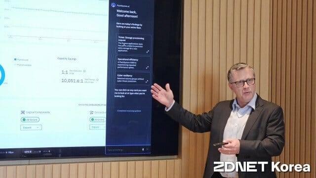 크레이그 맥케나 IBM 스토리지 제품 관리 부문 부사장이 플래시시스템.ai를 소개하고 있다. (사진=지디넷코리아)