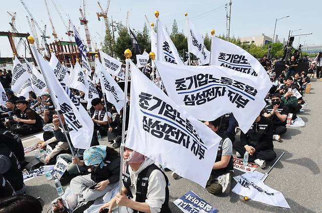 지난달 경기도 평택시 삼성전자 평택캠퍼스 앞에서 열린 삼성전자 노동조합 공동투쟁본부의 '투명하게 바꾸고, 상한폐지 실현하자-4/23 투쟁 결의대회'에서 조합원들이 구호를 외치고 있다. /연합뉴스