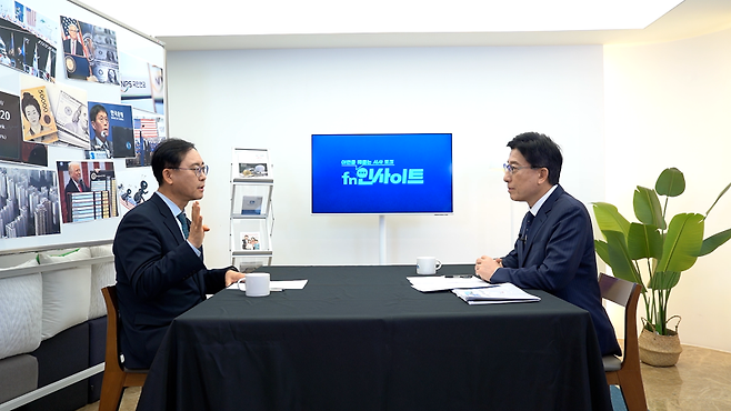 김대종 세종대학교 경영학과 교수(왼쪽)가 파이낸셜뉴스 노동일 주필과 대담을 나누고 있다. fnDB