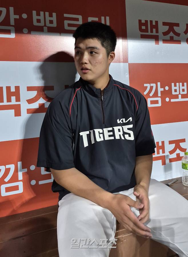 26일 고척 키움전에서 데뷔 첫 승리를 따낸 김태형이 취재진과 인터뷰하고 있다. 고척=배중현 기자