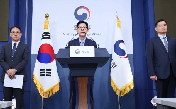 박윤주 외교부 1차관이 27일 오후 서울 종로구 정부서울청사 별관 외교부에서 호르무즈 해협에서 피격된 한국 선박 HMM 나무호 조사결과 브리핑을 하고 있다. 연합뉴스