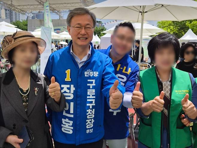 장인홍 더불어민주당 구로구청장 후보가 지난 23일 서울 구로구 고척근린공원에서 열린 상호문화축제를 찾아 구민들과 기념사진을 촬영하고 있다. 장 후보 캠프 제공
