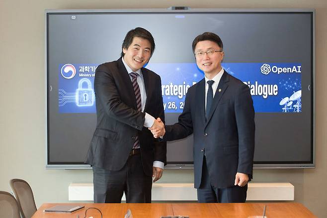류제명 과학기술정보통신부 제2차관(오른쪽)이 지난 5월26일 오후 서울 영등포구 회의실에서 제이슨 권 CSO 등 오픈AI 관계자들과 간담회를 가졌다. 과학기술정보통신부 제공