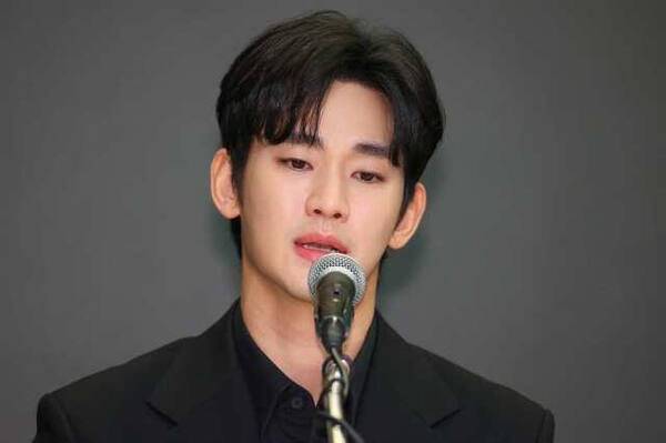 배우 김수현이 지난해 3월 31일 오후 서울 마포구 한 호텔에서 배우 고 김새론과 관련해 기자회견을 하고 있다. 연합뉴스