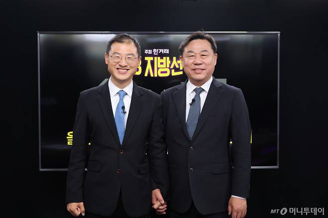 더불어민주당 김상욱(왼쪽), 진보당 김종훈 울산시장 후보가 20일 서울 마포구 공덕동 한겨레신문사 스튜디오에서 열린 6·3 지방선거 울산시장 후보 단일화 토론회에 앞서 기념 촬영을 하고 있다. /사진=뉴스1