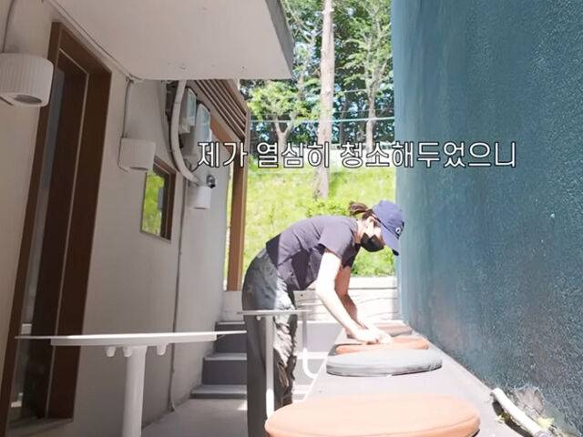 권은비가 자신이 운영하는 카페에서 청소를 하고 있다. / 유튜브 '권응비'