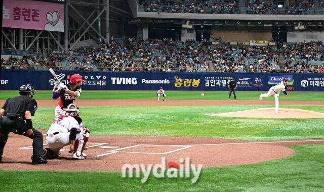 2026년 5월 26일 오후 서울 고척스카이돔에서 열린 '2026 신한 SOL KBO리그' KIA 타이거즈와 키움 히어로즈의 경기. 키움 선발투수 안우진이 1회초 2사 후 KIA 김도영을 상대로 역투하고 있다./고척=유진형 기자 zolong@mydaily.co.kr
