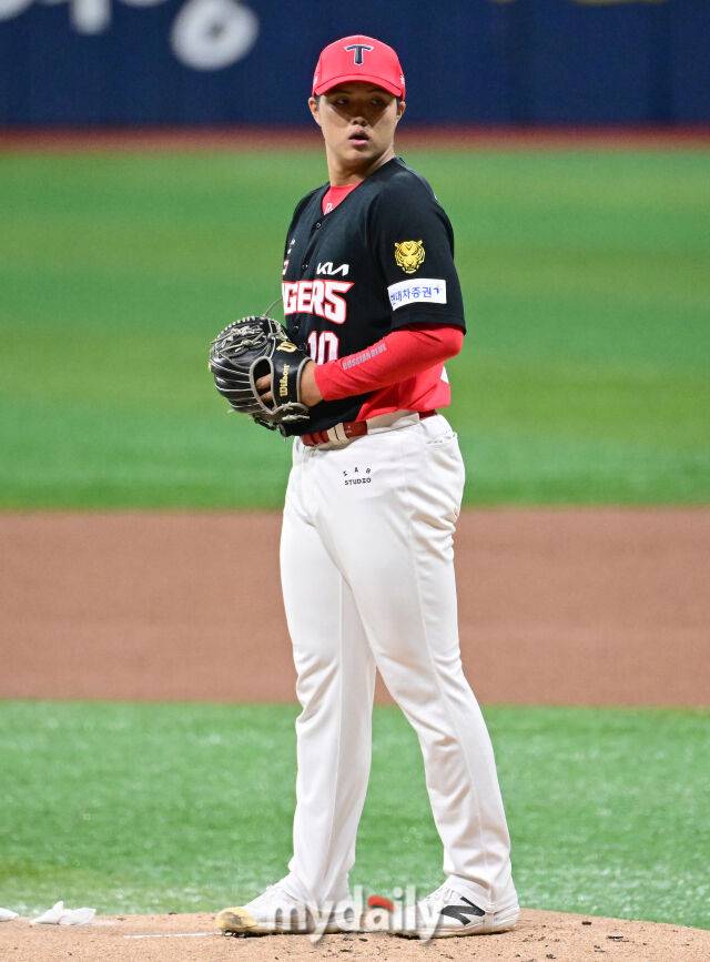 2026년 5월 26일 오후 서울 고척스카이돔에서 열린 '2026 신한 SOL KBO리그' KIA 타이거즈와 키움 히어로즈의 경기. KIA 선발투수 김태형이 투구를 준비하고 있다./고척=유진형 기자 zolong@mydaily.co.kr