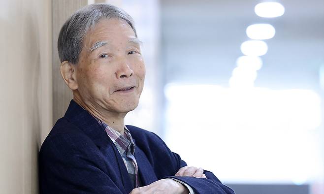 원로 문학평론가인 임헌영 국립한국문학관장이 ‘유럽문학기행’ 출간 7년 만에 미국의 대표 작가들의 삶과 작품, 역사 현장을 탐방한 내용을 담은 ‘임헌영의 미국문학기행’을 들고 돌아왔다. 임 관장은 “‘정신현상학’ 등 헤겔의 책을 읽고 느낀 것은, 위기일 때는 원칙으로 돌아가야 한다는 것”이라며 “원칙을 지키면 패배하고 고생을 하더라도 결국 반드시 새로운 출구가 생긴다”고 조언한다. 이제원 선임기자