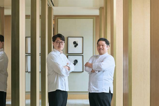 서울신라호텔의 프렌치 파인 다이닝 레스토랑 ‘콘티넨탈’의 김성현(왼쪽) 셰프와 일본 도쿄의 미쉐린 2스타 프렌치 레스토랑 ‘오마쥬’의 노보루 아라이 셰프. 두 셰프는 다음달 23일과 24일 서울신라호텔 내 콘티넨탈에서 협업해 만든 디너 코스를 선보인다. 호텔신라