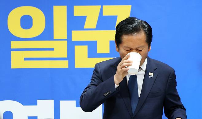 더불어민주당 총괄상임선대위원장인 정청래 민주당 당대표가 19일 충남 공주시 김영빈 충남 공주·부여·청양 국회의원 보궐선거 후보 선거사무소 개소식 축사에 앞서 물을 마시고 있다. ⓒ연합뉴스